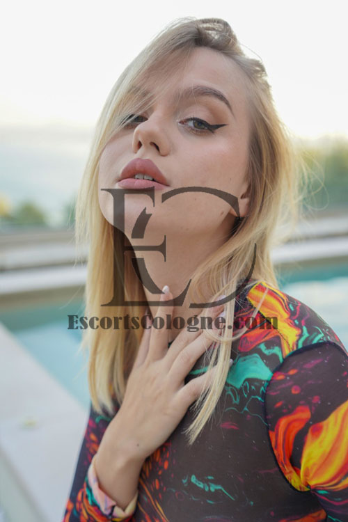 French Kissing Escort Girl In Cologne
